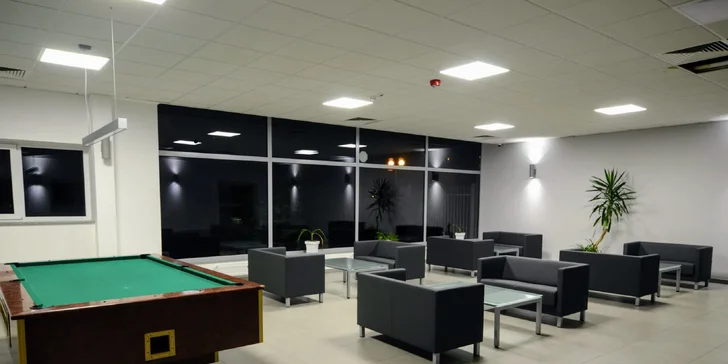 Ve volných chvílích si tu můžete zahrát billiard, stolní tenis, fotbálek, volejbal, basket nebo cymbergaj.