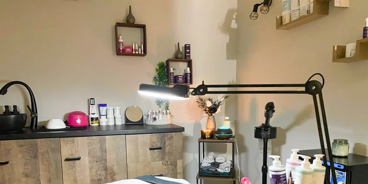 Zkušené ruce kosmetičky si vyhrají s detaily úpravy řas, obočí a postarají se i o relaxační masáže obličeje, rukou nebo hlavy. 