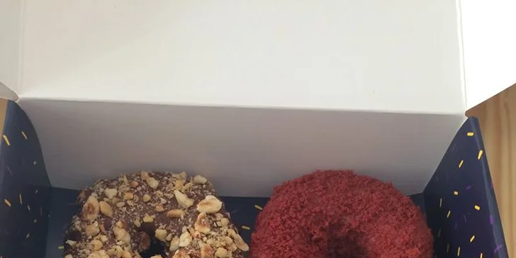 Připlatit si můžete i za originální donutí krabici. 