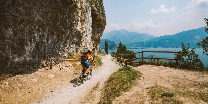 Nádherné výhledy a čiré jezero, které se pyšní titulem největšího jezera v Itálii. Právě to je okolí Lago di Garda. 