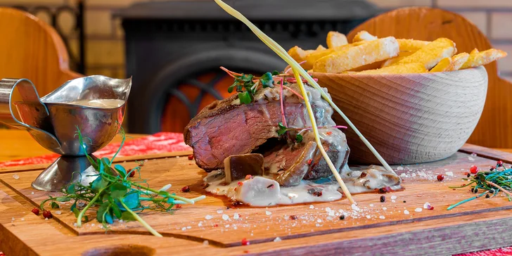 Jako hlavní chod se bude podávat rumpsteak s pepřovou omáčkou a hranolky.