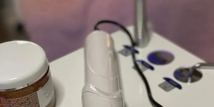 Samozřejmostí je vždy důkladné čištění s využitím sonického kartáčku, ultrazvukového peelingu nebo dermabraze. 
