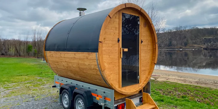 Sauna má kapacitu 6 osob, v ceně je zásoba dřeva na jeden saunovací cyklus.