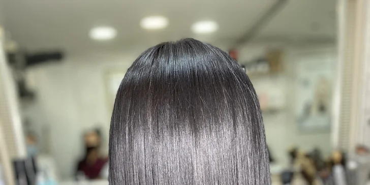 V nabídce je střih třeba i s barvením a aplikace keratinu. 