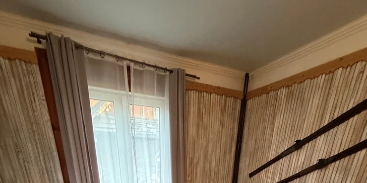 Izby spája štýlový drevený interiér s podtatranským rukopisom.