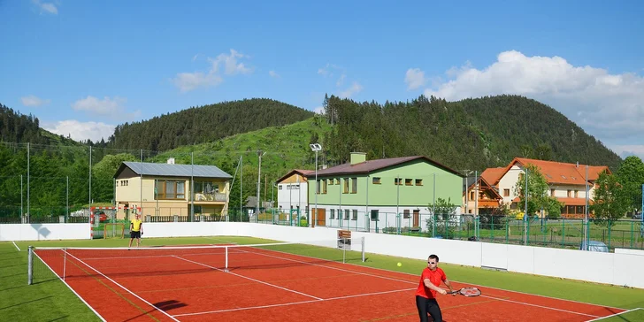 Sportovce jistě potěší squashový a tenisový kurt, či ping-pong.