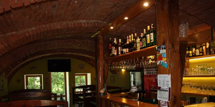 A po dvouchodové večeři si můžete dát drink v rustikálním baru.