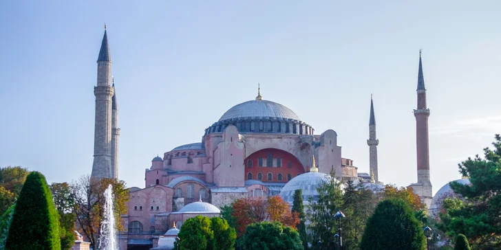 Zajištěná je pro vás zpáteční letenka a ubytování ve 3* hotelu (na fotce Hagia Sofia). 