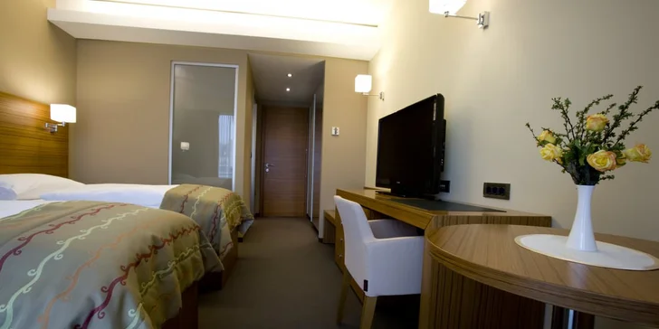 K vybaveniu izby patrí širokouhlý LCD televízor, minibar, trezor, telefón a bezplatné Wi-Fi.