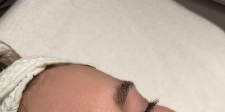 Základní péče Expert routine Classic zahrnuje dvoufázové čištění, peeling, ultrazvukovou špachtli i účinné ampule.