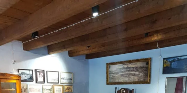Modrý nebo také Mederovský salon Mederova domu v historickém centru Žatce, kde si můžete svůj uvařený pokrm naplno vychutnat
