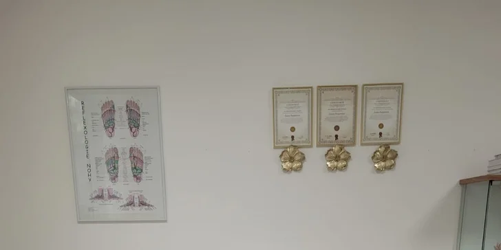 Švajčiarska pedikúra je šetrné manuálne ošetrenie bez použitia prístrojov, ktoré trvá 60 minút.