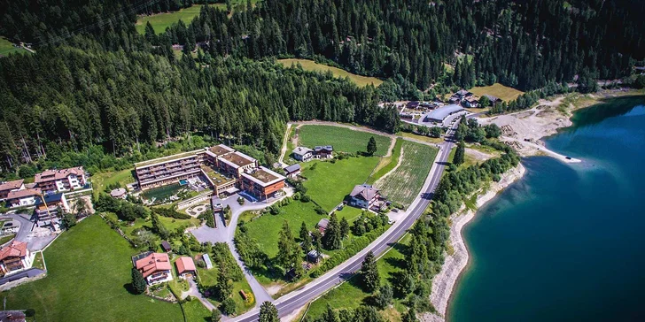 Absolútnym unikátom hotela je vonkajšie prírodné jazero na plávanie s rozlohou 700 m².