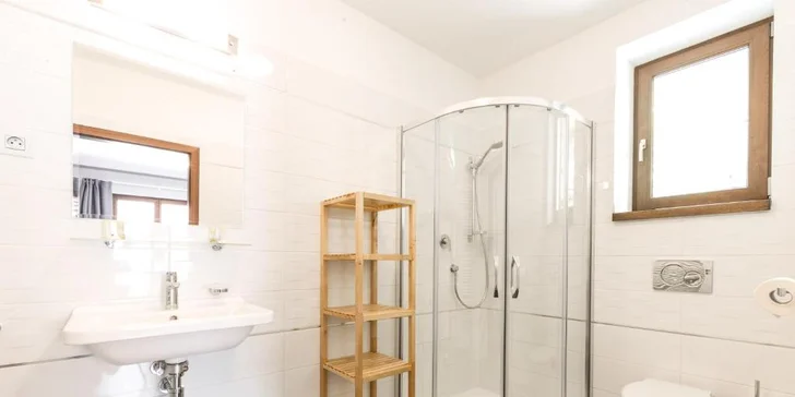 Samozrejmosťou je kúpeľňa so sprchou a WC.