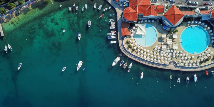 Přímo u hotelu se nacházejí dva venkovní bazény s barem. 