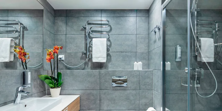 Součástí pokoje je moderní koupelna, set na přípravu čaje a kávy, televize a minibar. 