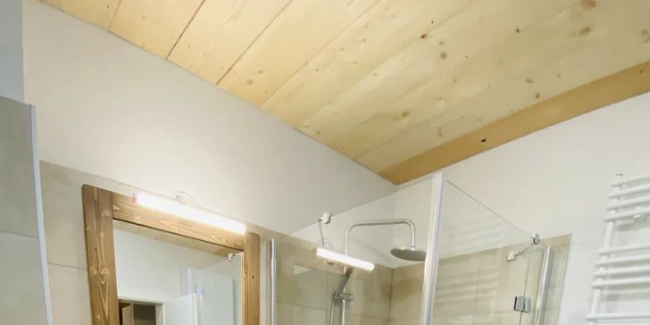 V koupelně je sprchový kout, umyvadlo, zrcadlo a v závislosti na typu apartmánu také toaleta. Jinak máte k dispozici samostatné WC.
