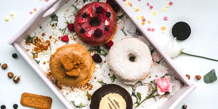 Donut a káva podle výběru pro 1 či 2 osoby: lesní ovoce, maliny, pistácie, nutella i lotus