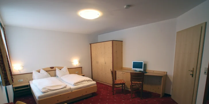Všechny pokoje mají koupelnu, Wi-Fi, TV, trezor i balkon.