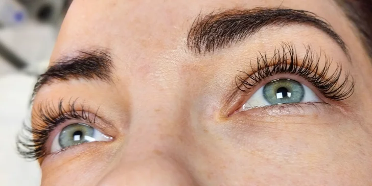 Na výběr máte lash lifting či prodloužení řas.