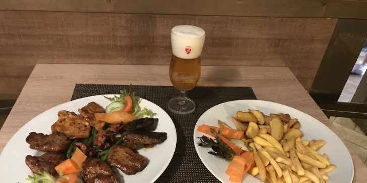 Dostanete grilovaná kuřecí prsa, krkovici, pečeni a játra.