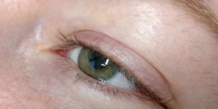 Lashlifting pracuje s přírodními řasami, které se dočkají natočení a zvětšení objemu díky speciálnímu séru.