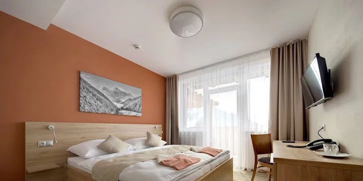 Vychutnajte si víkendový pobyt s komfortným ubytovaním, polpenziou, so vstupom do wellness centra a neobmedzeným kúpaním vo vyhrievanom bazéne. 