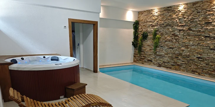 Ve wellness najdete vnitřní bazén, vířivku, saunu a odpočívárnu s lehátky.