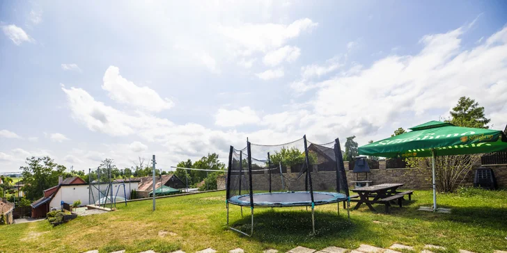 I děti si tu vyhrají - k dispozici mají třeba trampolínu.