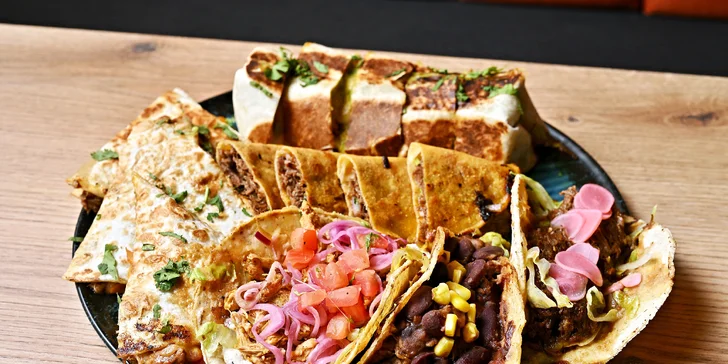 V degustačním menu ochutnáte burrito, quesadillu i taco birria. 