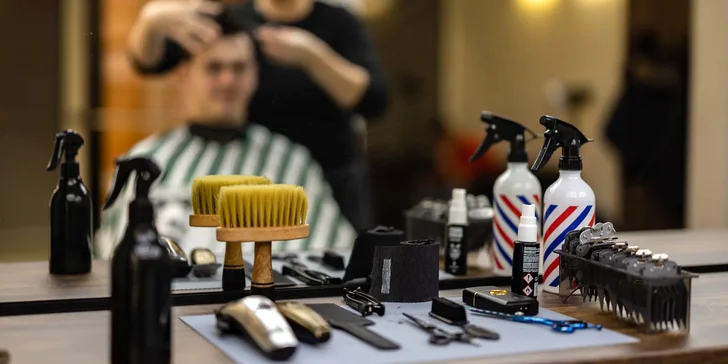 V salonu používají kosmetiku Angry Beards, kterou její zakladatelé Adam a Tomáš navrhují pro normální chlapy, žádné namyšlené hezounky. 