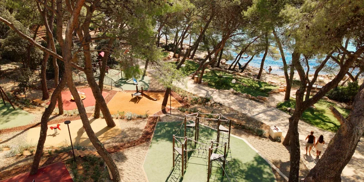 V areáli sú detské ihriská, lanový park a ďalšie atrakcie.