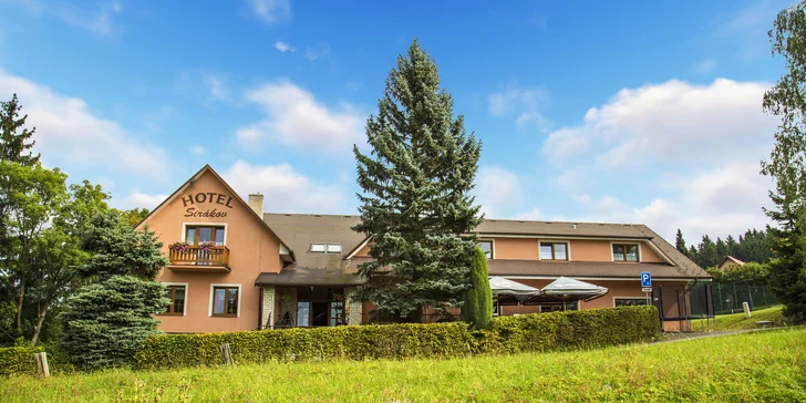 Hotel leží u lesa a kolem něj vede turistická trasa.