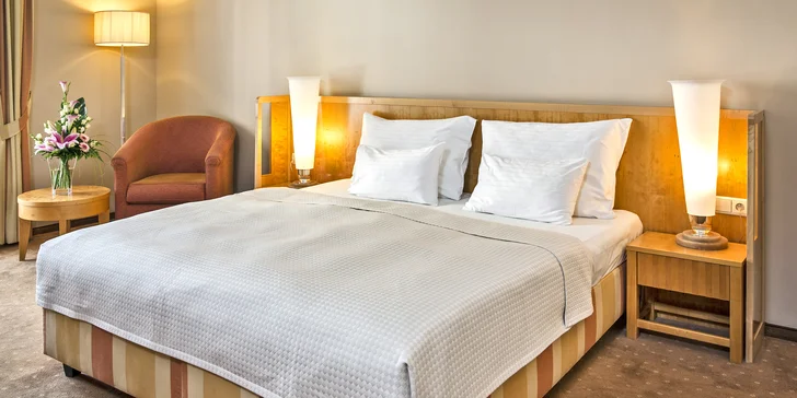Ve světlých a pohodlných pokojích Comfort najdete samostatnou koupelnu s vanou nebo sprchovým koutem, WC, fén, minibar i telefon.