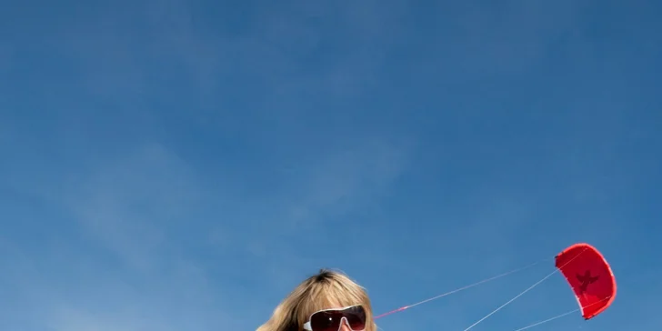 Na zábavném celodenním kite kurzu s KITES.CZ pro maximálně 4 účastníky se naučíte vše od prvotní teorie až po ovládání velkých depower draků určených k jízdě.