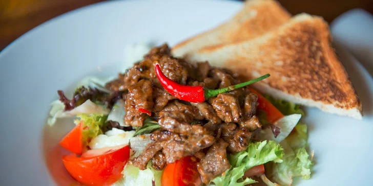 150 g Rezančeky z hovädzej sviečkovice s chilli a dijonskou horčicou na šaláte.