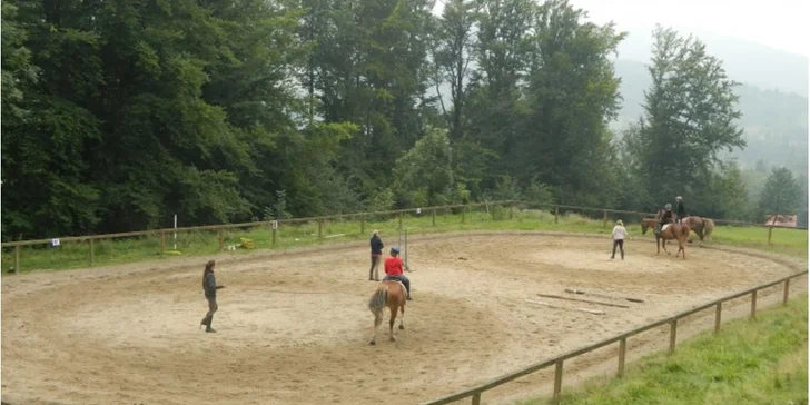 Kromě péče a ježdění si děti užijí také kolektivní hry.