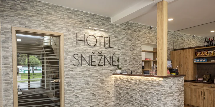 Hotel stojí v malebném městysu Sněžné v CHKO Žďárské vrchy a nedávno prošel rekonstrukcí.