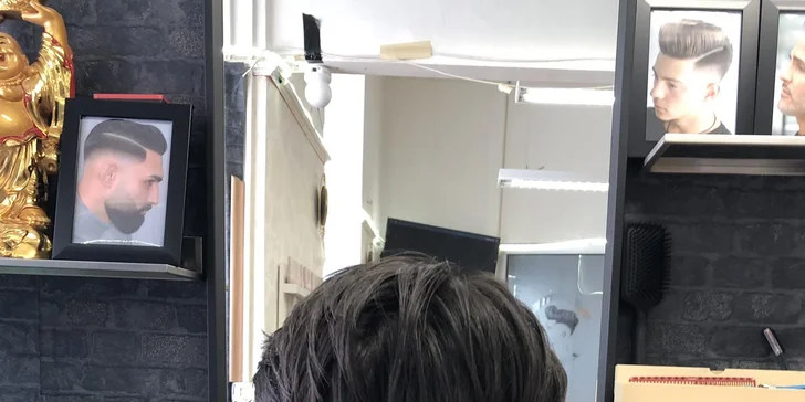 Za maximálně 40 minut bude hotovo, a to se přitom může dostat na střih strojkem i nůžkami, úpravu vousů břitvou i mytí a styling. 