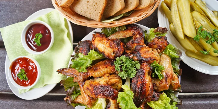 1,5 kg pečených kuřecích křídel, chleba, zeleninová obloha a omáčky