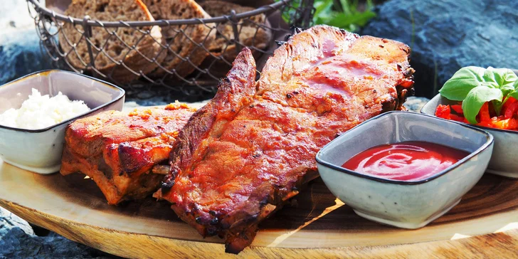 500 g pečených vepřových žeber, pečivo, omáčky a sleva na nápoje