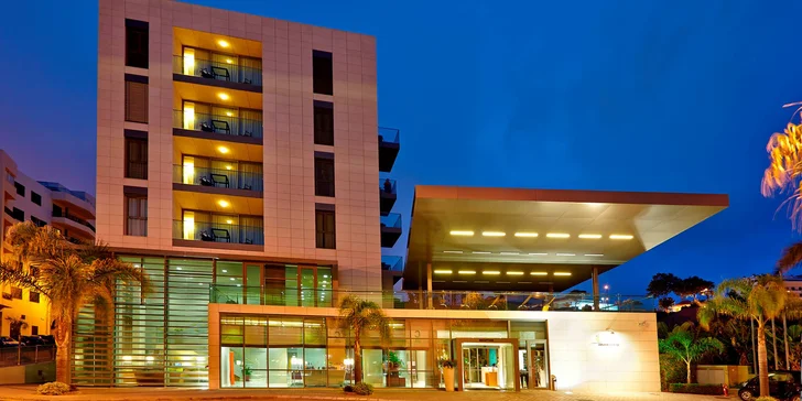 Hotel sa nachádza v hlavnom meste Funchal, hneď pri pobrežnej promenáde a asi 4 km od centra.