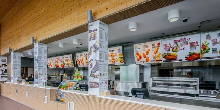 Je tu restaurace, kde si dáte eco fast food i obědová menu, a kavárna. 