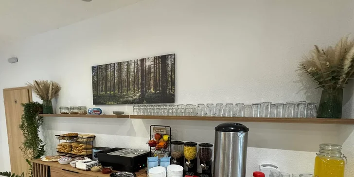 Každý deň zídete do reštaurácie na prízemí, kde sa podávajú kontinentálne raňajky, pri väčšom počte hostí si vyberiete z bohatých bufetových stolov.