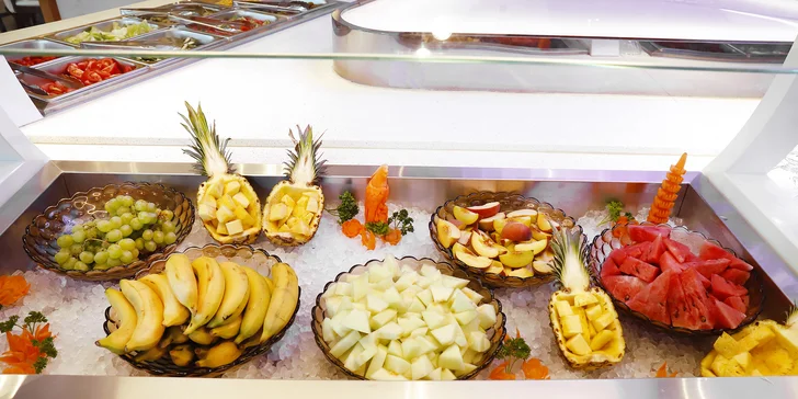 V nabídce najdete sushi, asisjké pokrmy, mořské plody, různé druhy masa, polévky, zeleninu a saláty i ovoce a dezerty.