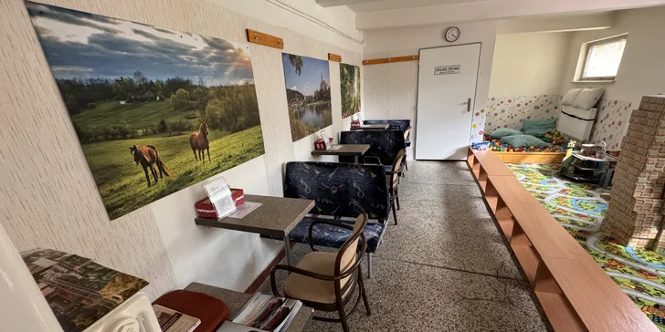 Součástí prostor je minikavárna s oddechovým salónkem ve stylu železničního vozu se sedačkami z vlaku.