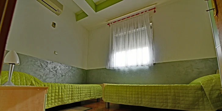 V apartmánech nechybí klimatizace, TV ani připojení k Wi-Fi.