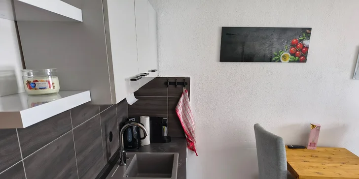 Nechýba Wi‑Fi pripojenie ani inteligentná televízia s prístupom k Netflixu a YouTube Premium.