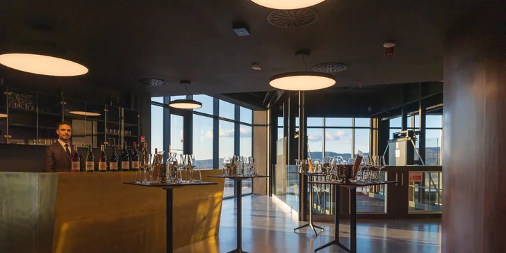 Zdejší restaurace se zaměřuje na lokální speciality, kuchaři využívají suroviny od místních farmářů a zemědělců. 