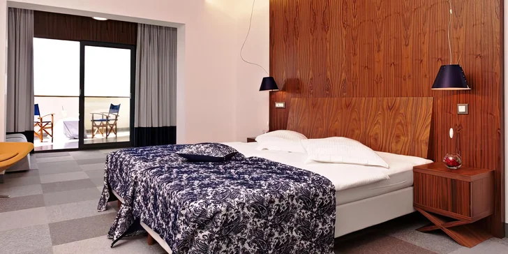 Vkusně zařízené pokoje mají manželskou postel nebo samostatná lůžka.